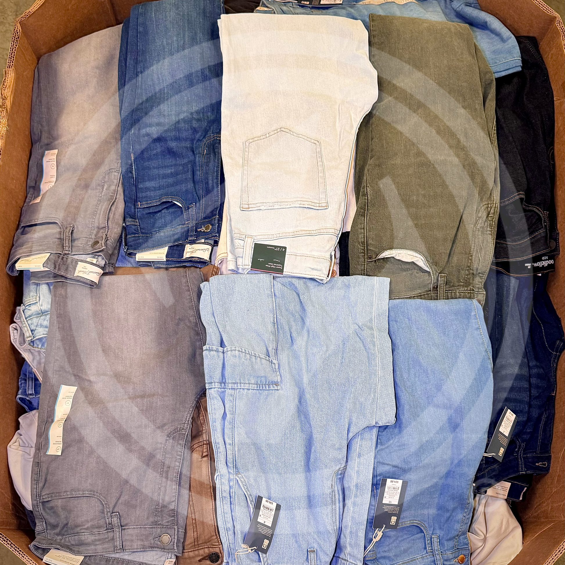 Purchase TGT jeans truckloads featuring a mix of men's, women's, and kids' jeans from Zapps Wholesale.
