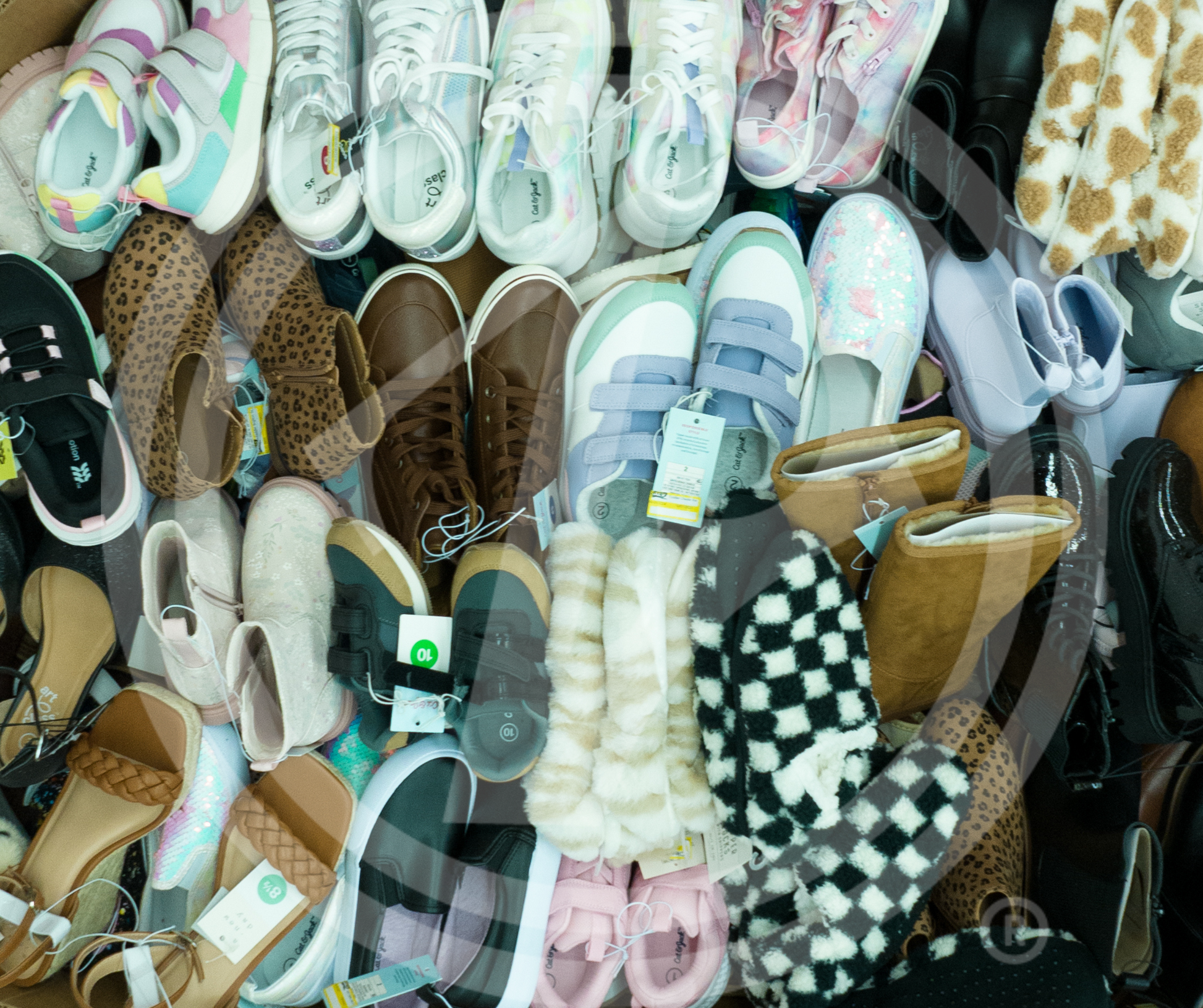 Purchase TGT Shoes truckloads featuring a mix of men's, women's, and baby shoes in all seasons and sizes from Zapps Wholesale.